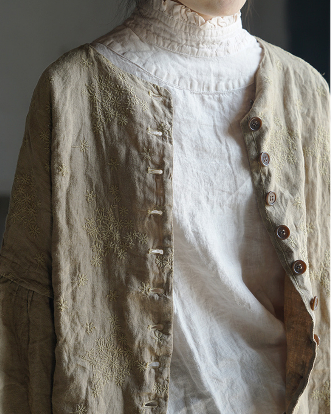 【頑張りすぎない日の主役】フリルハイネックラフィブラウス 1460|肌に寄り添う質感と身体を綺麗に見せる設計